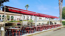 La Crémade Villeneuve-lès-Béziers • Tables en terrasse au bord du Canal du Midi (® la crémade)