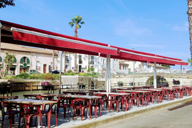 La Crémade Villeneuve-lès-Béziers • Tables en terrasse au bord du Canal du Midi (® la crémade)