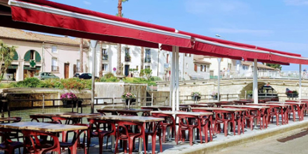 La Crémade à Villeneuve-lès-Béziers • Tables en terrasse au bord du Canal du Midi (® cremade)
