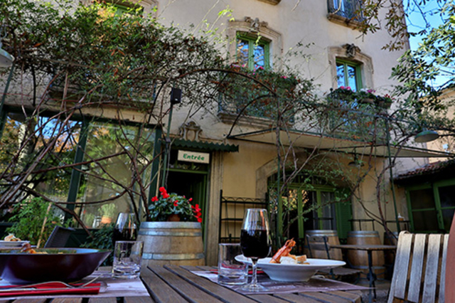 Les Marronniers Pézenas et ses tables en terrasse ( ® SAAM-fabrice CHORT)