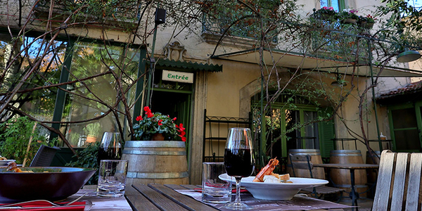 Les Marronniers Pézenas et ses tables en terrasse ( ® SAAM-fabrice CHORT)