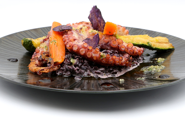 Poulpe grillé persillé riz noir