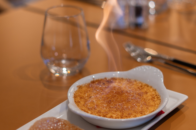 Crème Catalane Flambée et Tuile à l'Orange