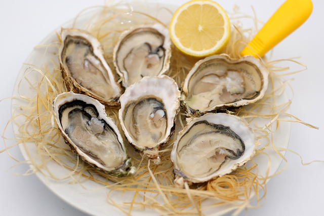 Huitres de Bouzigues  chez la poissonnerie L'Odacieuse à Valras Plage