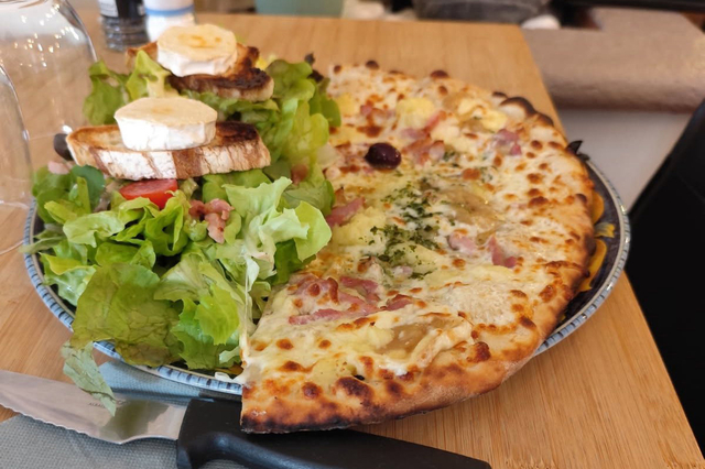 La Cremade Villeneuve les Béziers : pizzeria, restaurant au bord du canal du Midi avec des pizzas au feu de bois (® facebook la cremade)