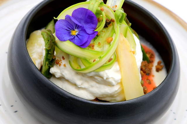 Duo d'asperges vertes et blanches - Restaurant Le Bistrot de Colombiers 