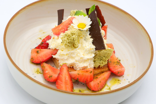 Fraises au basilic sur un biscuit aux olives et chantilly mascarpone - Le Bistrot de Colombiers - Restaurant proche de Béziers 