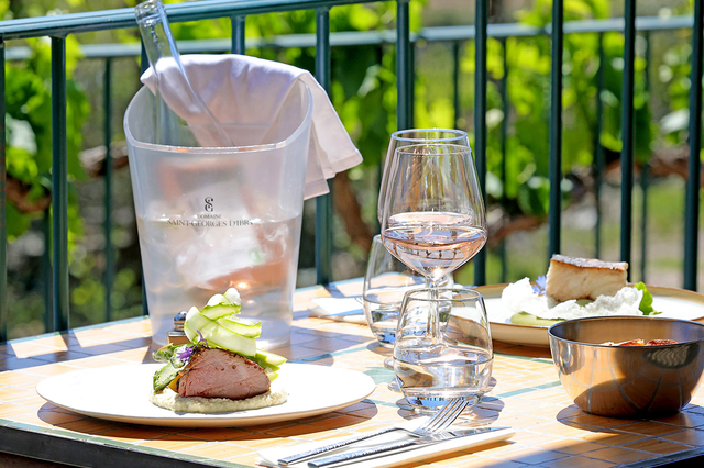 Le Relais des oliviers de Faugères, restaurant fait maison et tables en terrasse  ( ® SAAM- fabrice CHORT)