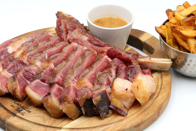 Les Canailles du Midi Villeneuve les Béziers • Restaurant de viandes, Boucherie et Traiteur . Ici une côte de boeuf (® SAAM - fabrice CHORT)