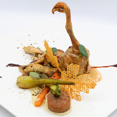 Dodine de pigeonneau bardé au chou vert en crépinette crélisse de foie gras