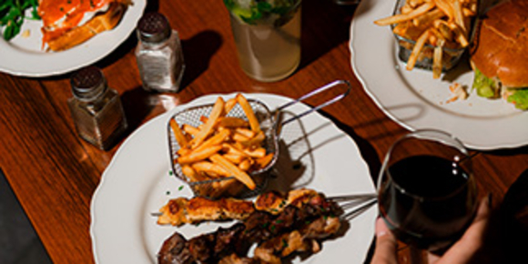 La Table des Secrets Perpignan • Restaurant immersif Magie • Brochettes ©photo Justine Berenguel